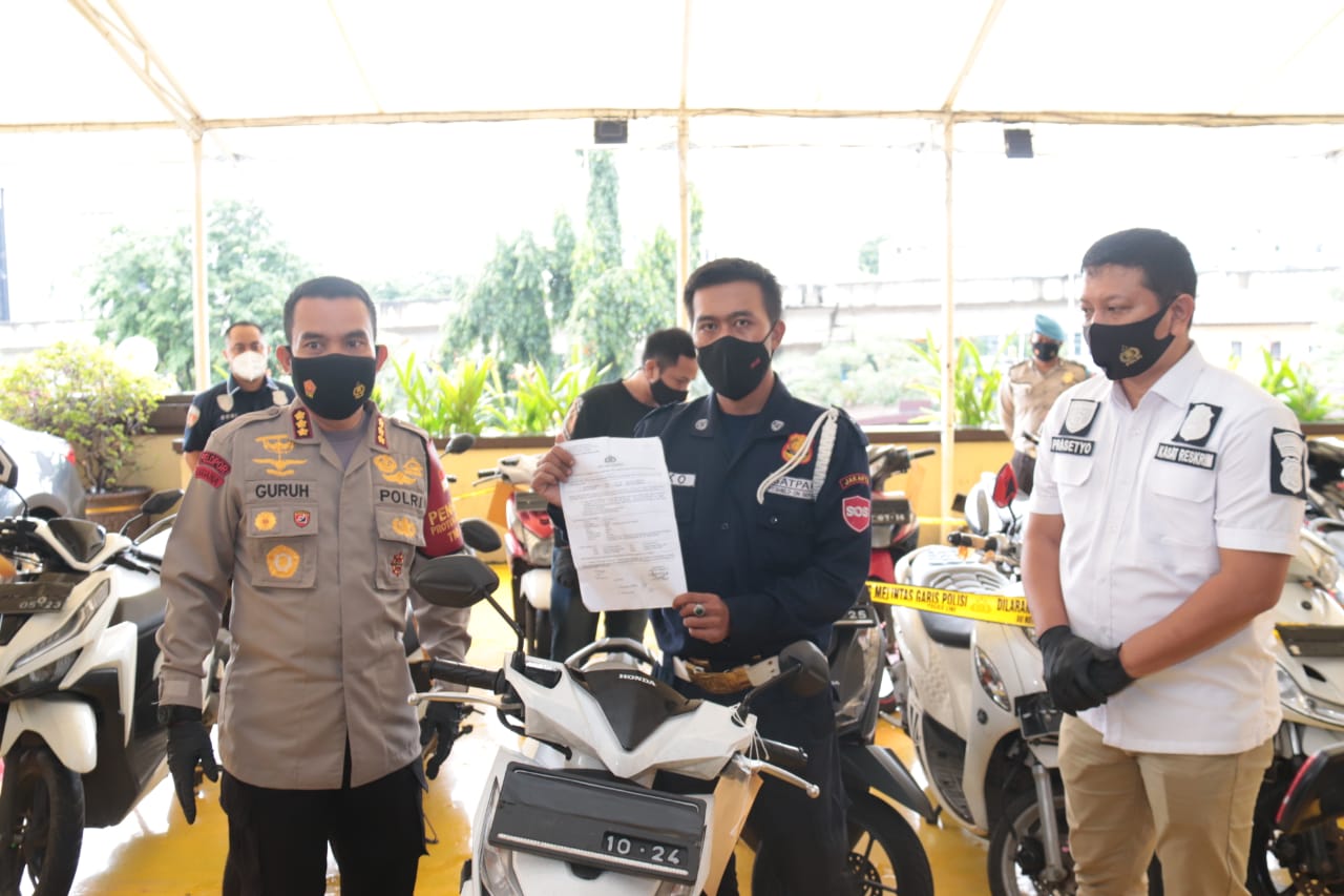 Polres Jakut mengembalikan motor korban yang dicuri pelaku curanmor. (Foto: PMJ News). 