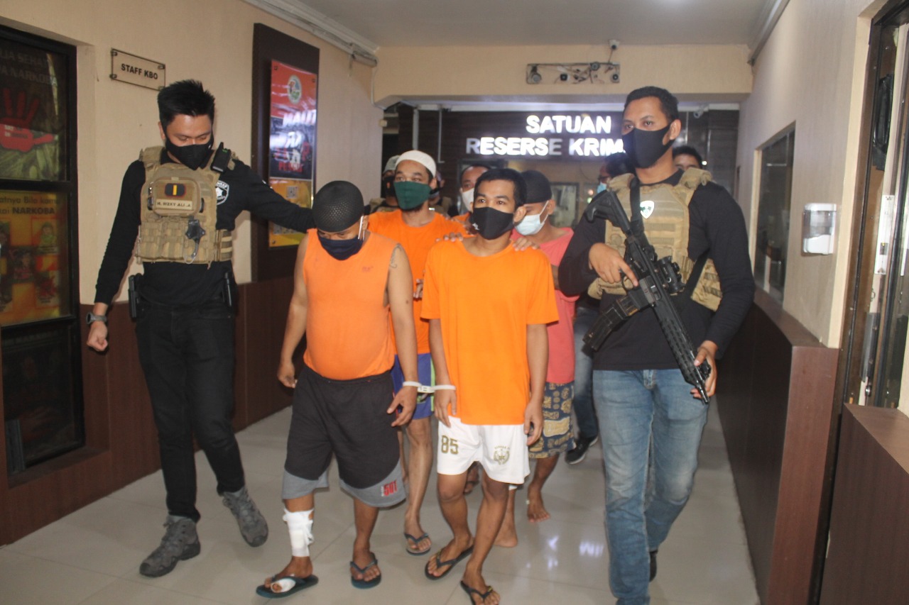 Lima pelaku begal sepeda yang diamankan Satuan Reskrim Polres Jakarta Barat. (Foto: PMJ News). 