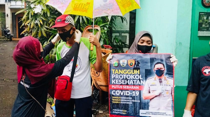 Jajaran Polsek Menteng Polres Jakarta Pusat bersama Gerakan Pemuda Peduli (GPP) dan mahasiswa Islam menggelar baksos mencegah Covid-19. (Foto: PMJ News). 