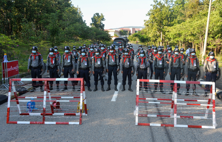 Polisi Myanmar tengah bersiap mengamankan aksi demonstrasi sipil atas kudeta militer. (Foto: Dok Net)