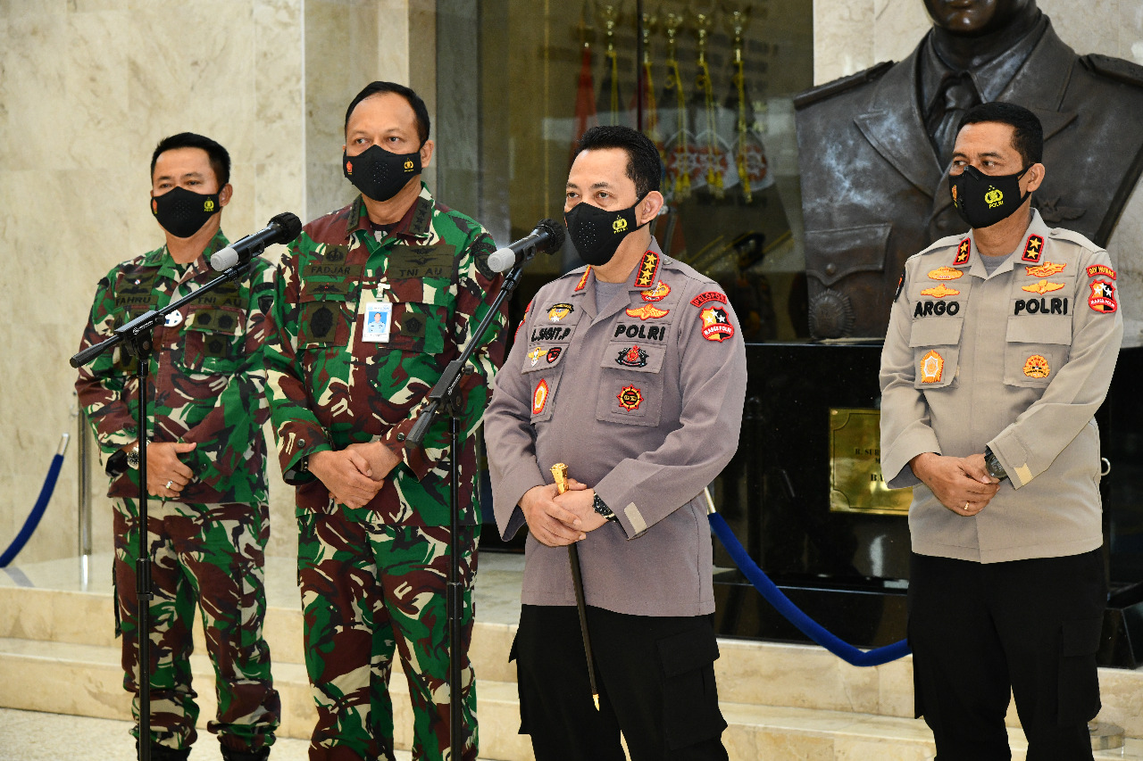 Kapolri Jenderal Pol Listyo Sigit Prabowo dan jajarannya di Markas Besar TNI AU, Cilangkap, Jakarta Timur. (Foto: PMJ News/ TNI). 