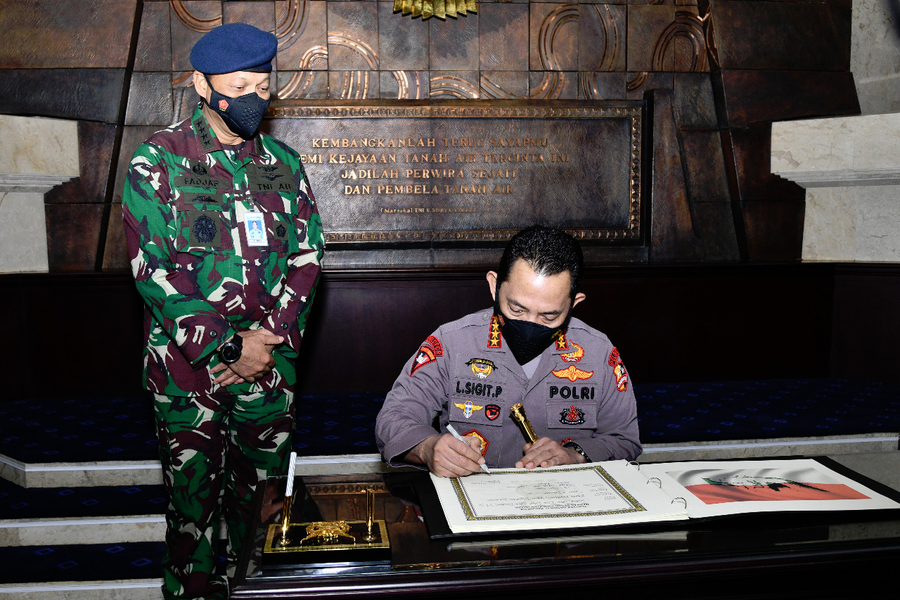 Kapolri Jenderal Pol Listyo Sigit Prabowo dan jajarannya di Markas Besar TNI AU, Cilangkap, Jakarta Timur. (Foto: PMJ News/ TNI). 