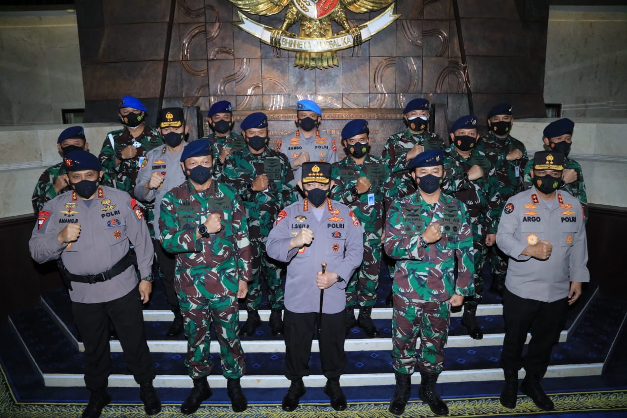 Kapolri Jenderal Pol Listyo Sigit Prabowo dan jajarannya bersama petinggi TNI AU di Markas Besar TNI AU, Cilangkap, Jakarta Timur. (Foto: PMJ News/ TNI). 