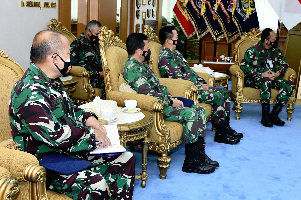 Jajaran petinggi TNI AU yang menerima kunjungan kehormatan  Kapolri Jenderal Pol Listyo Sigit Prabowo beserta jajarannya di markas TNI AU. (Foto: PMJ News/ TNI). 