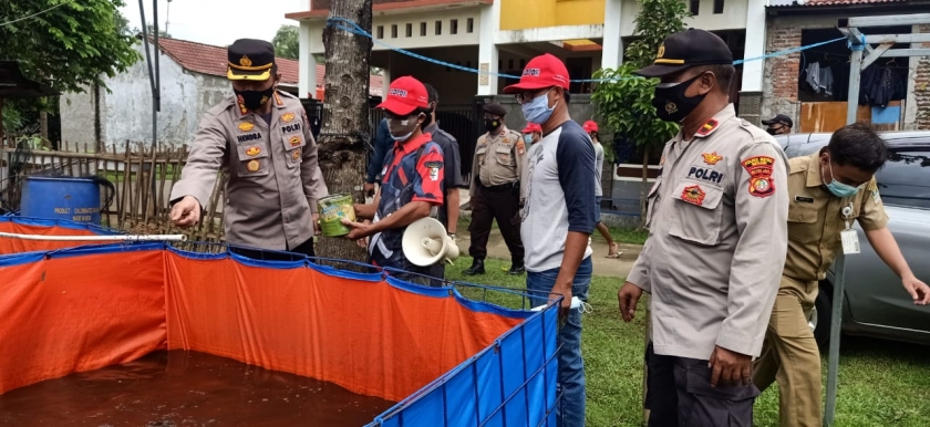 Kapolrestro Bekasi Kombes Pol Hendra Gunawan bersama jajaran Polsek Serang Baru tinjau langsung aktivitas di Kampung Tangguh Jaya Serang Baru. (Foto: PMJ News).