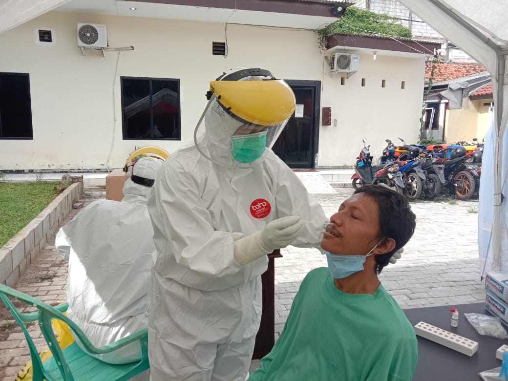 Polsek Gambir  menggelar kegiatan swab test (tes usap) antigen secara gratis. (Foto: PMJ News). 