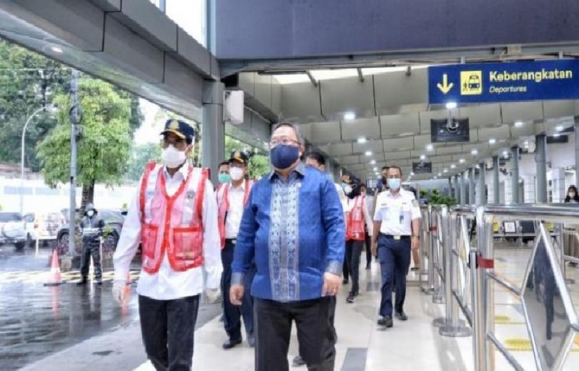 Menteri Perhubungan Budi Karya Sumadi dan Menteri Riset dan Teknologi Bambang Brodjonegoro saat meninjau penggunaan GeNose di Stasiun Pasar Senen. (Foto: PMJ News/Dok Kemenhub).