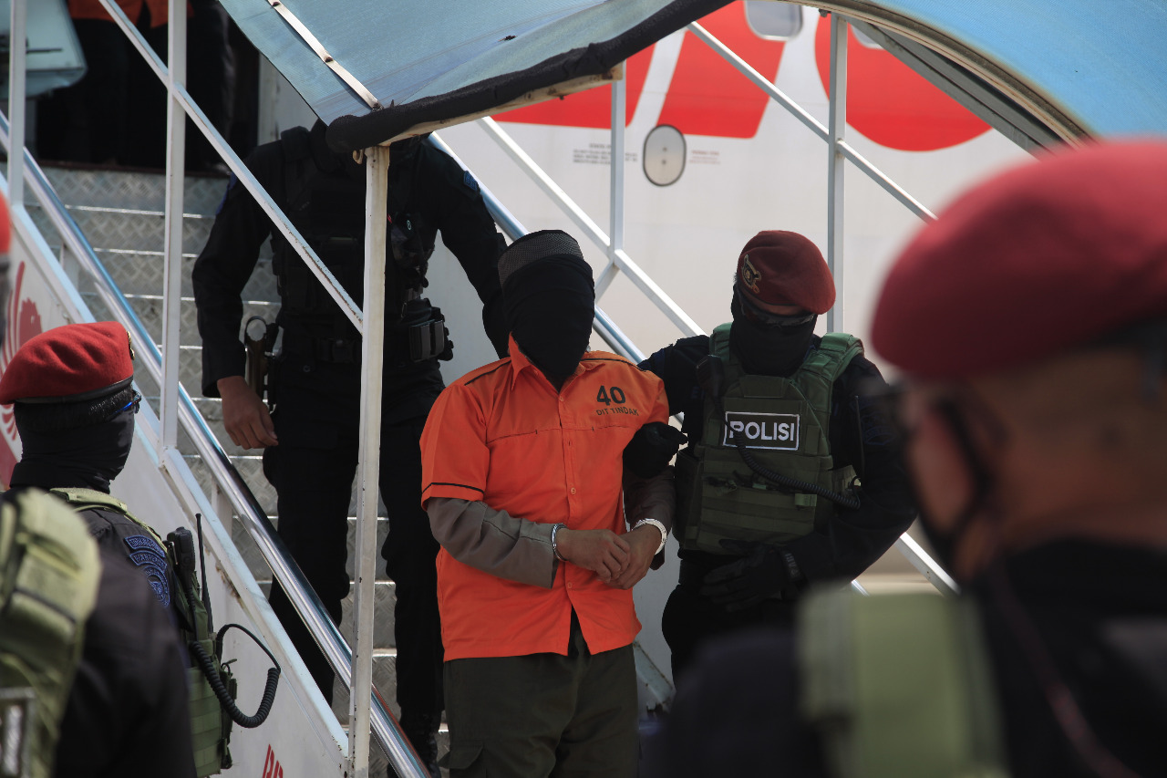 19 terduga pelaku terorisme asal Sulsel yang ditangkap Tim Densus 88 Antiteror tiba di Bandara Soetta. (Foto: PMJ News). 