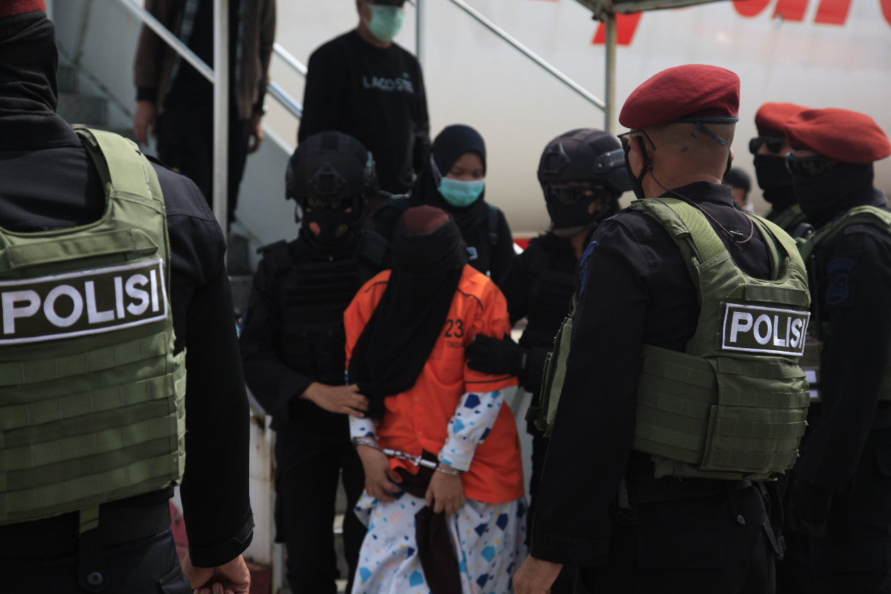 19 terduga pelaku terorisme asal Sulsel yang ditangkap Tim Densus 88 Antiteror tiba di Bandara Soetta. (Foto: PMJ News). 