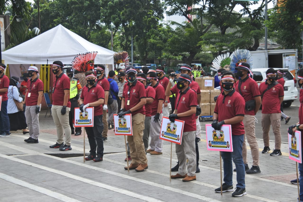 Tim Polres Jakarta Pusat bergerak bagikan masker. (Foto ; PMJ/Fjr). 