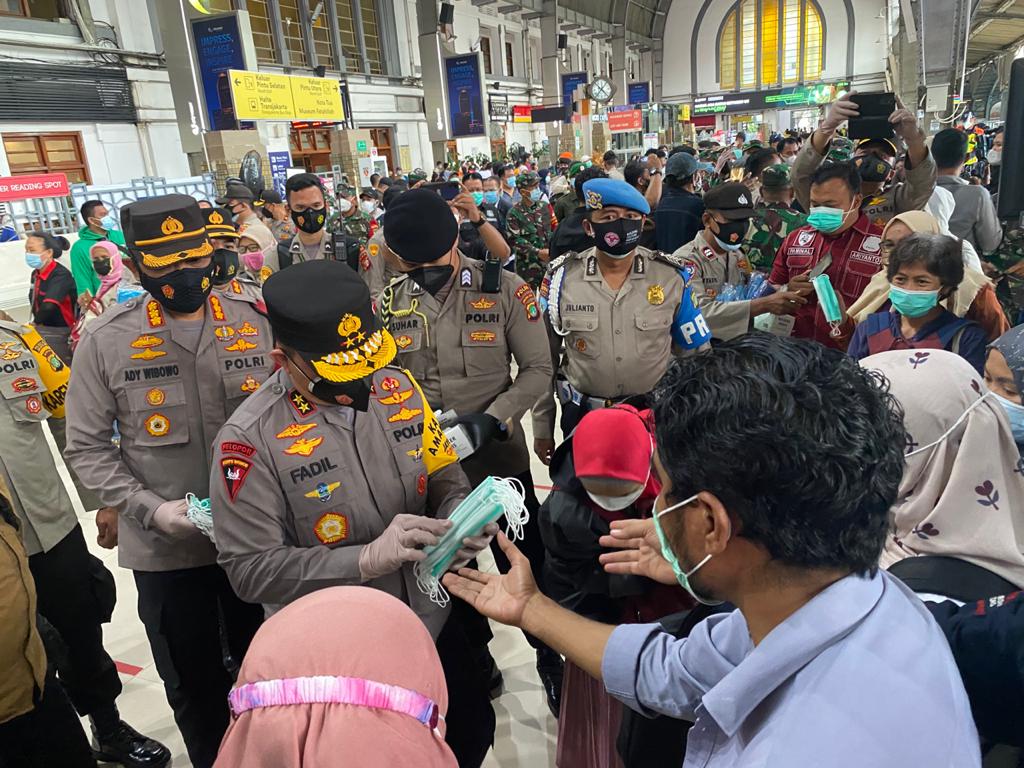 Kapolda Metro Jaya bersama Pangdam Jaya serta jajarannya melakukan sidak protokol kesehatan (prokes) di Stasiun Kota Jakarta Barat. (Foto: PMJ News/ Fajar). 