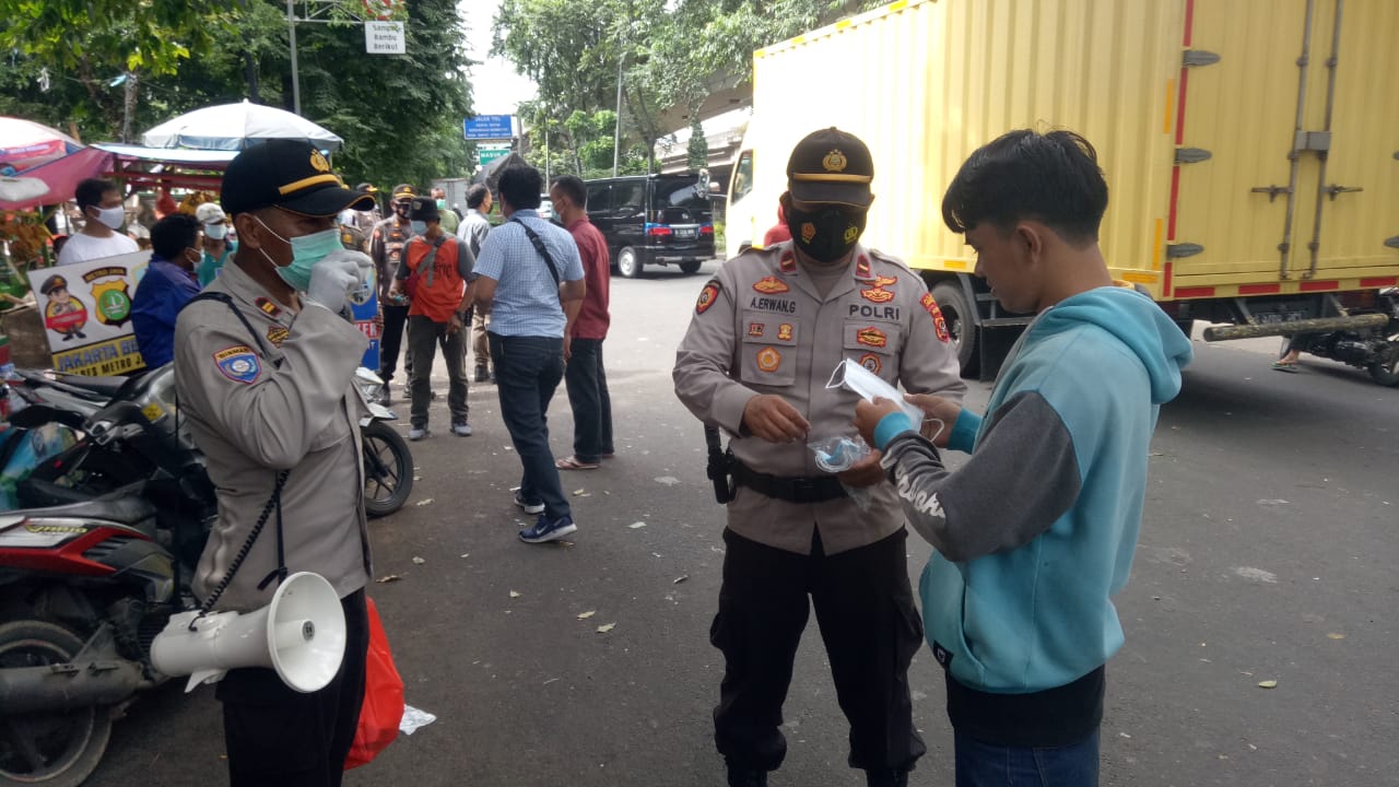 Polisi galakkan Jakarta Bermasker dan beri imbauan prokes di wilayah Cengkareng. (Foto: PMJ News). 