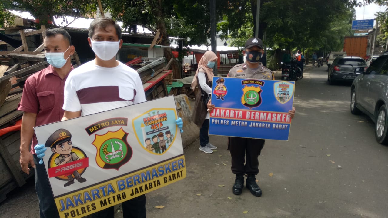 Polisi galakkan Jakarta Bermasker dan beri imbauan prokes di wilayah Cengkareng. (Foto: PMJ News). 