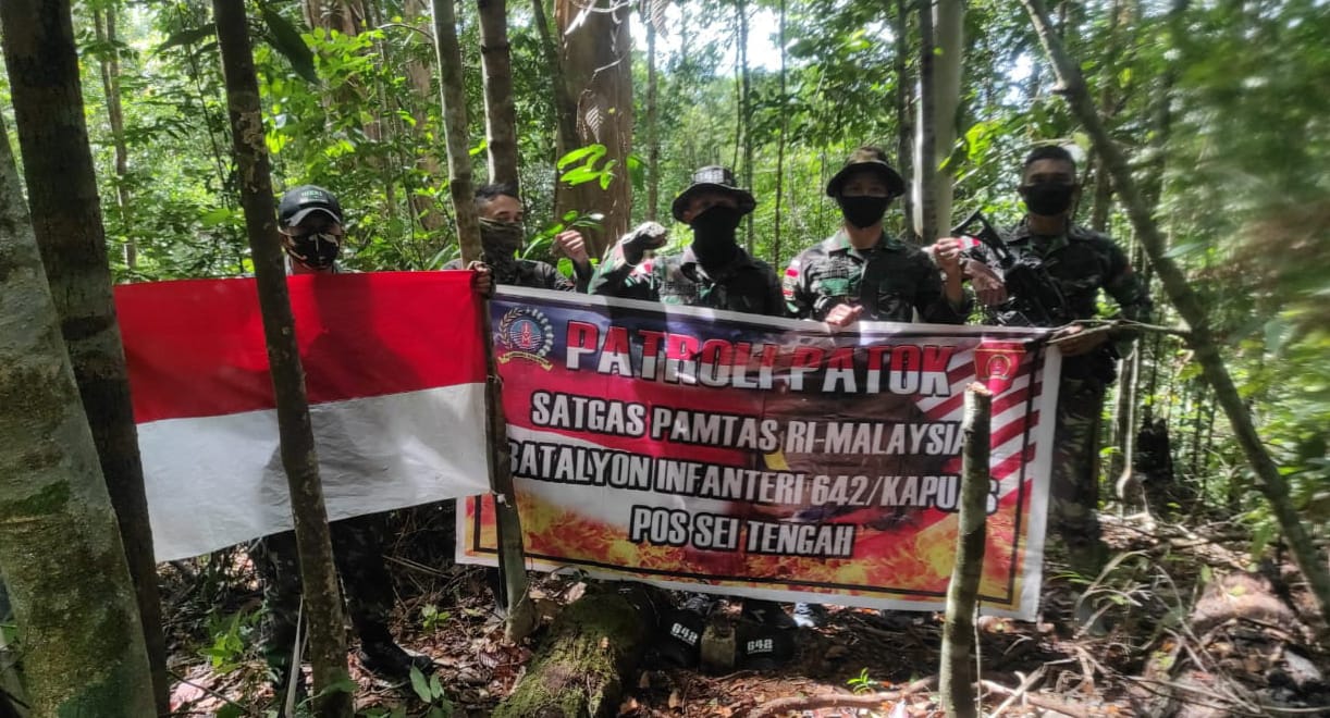 Prajurit TNI Satgas Pamtas Yonif 642/Kapuas Pos Sei Tengah, melaksanakan Patroli Patok di Dusun Sei Tengah, Kalbar. (Foto: PMJ News). 