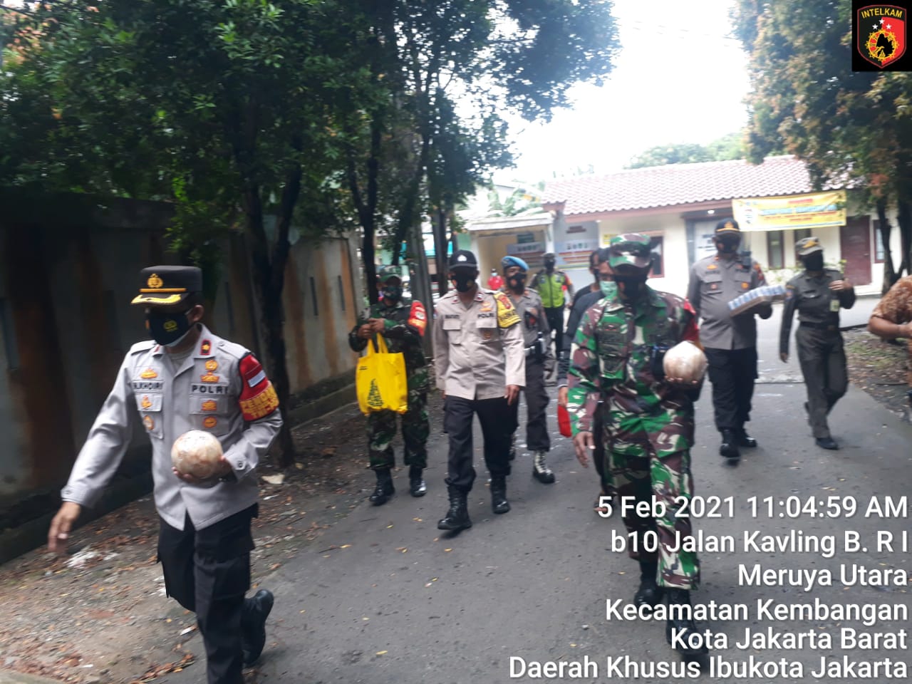 Kapolsek Kembangan Kompol H Khoiri bersama anggotanya menjenguk salah satu warganya yang sedang menjalani isolasi mandiri. (Foto: PMJ News). 