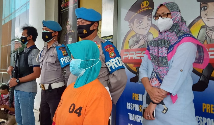 Pelaku Kr (53) yang membakar suami di Ciputat ditangkap Semarang. (Foto: PMJ News/PMJ News).