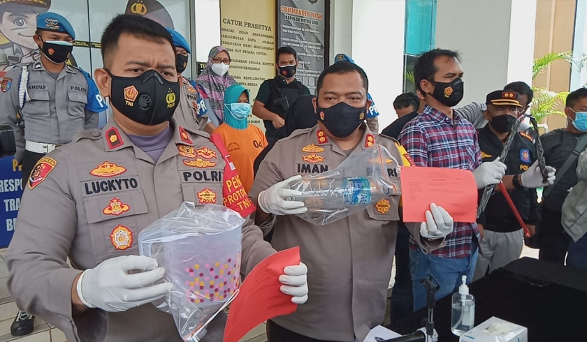 Polres Tangerang Selatan menggelar kasus istri bakar suaminya di Ciputat. (Foto: PMJ News).