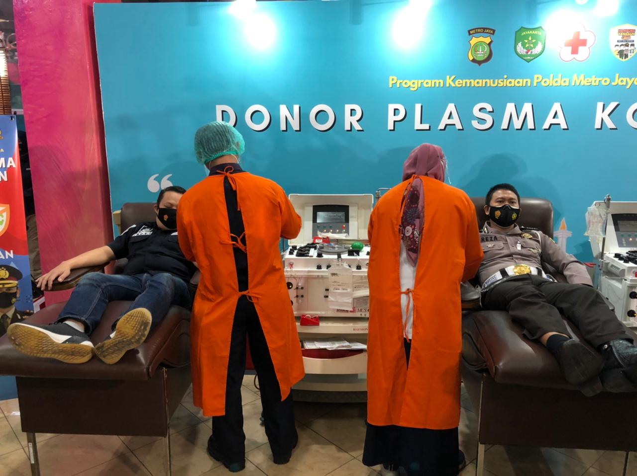 Penyintas Covid-19 Anggota Polda Metro Jaya donor plasma konvalesen. (Foto : PMJ/Nia). 