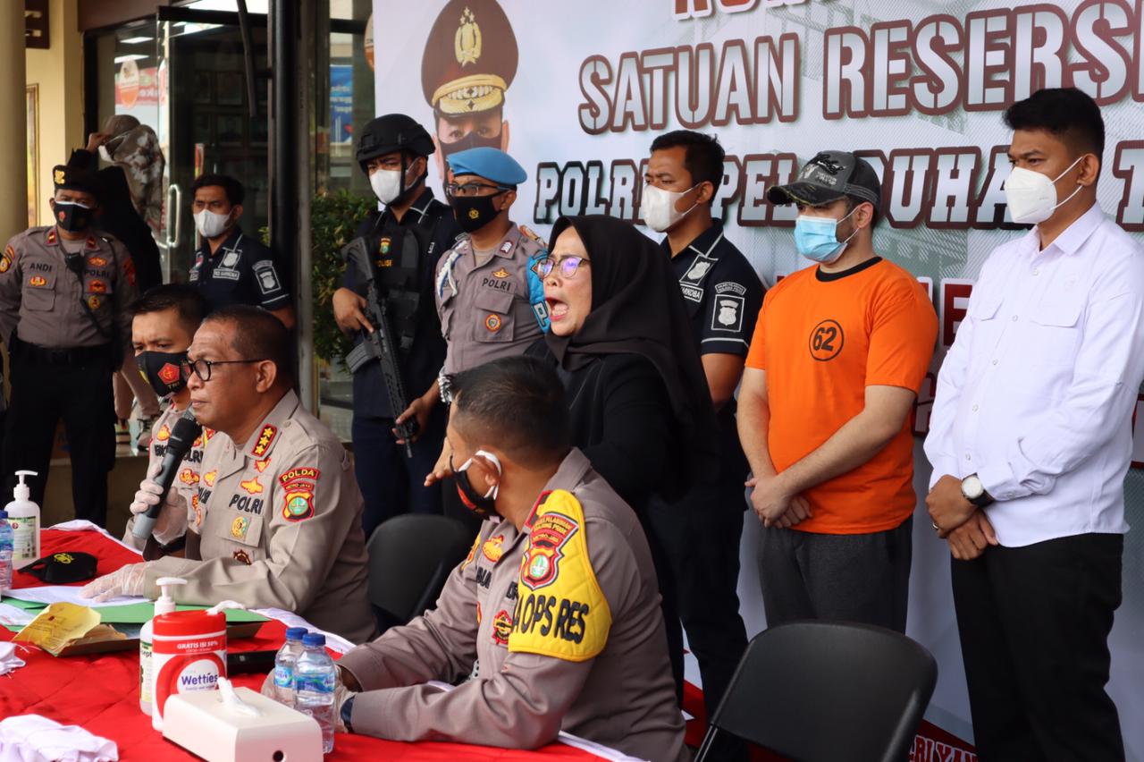 Keterangan pers penangkapan Ridho Rhoma oleh Kabid Humas Polda Metro dan jajaran Polres Pelabuhan. (Foto: PMJ News). 