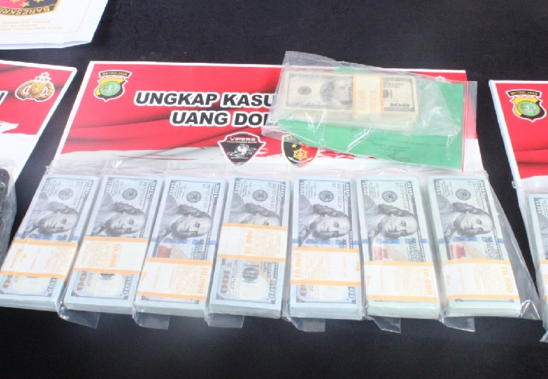 Barang bukti kasus peredaran uang palsu senilai Rp2 miliar yang diamankan Polres Tangerang Selatan. (Foto: PMJ News).