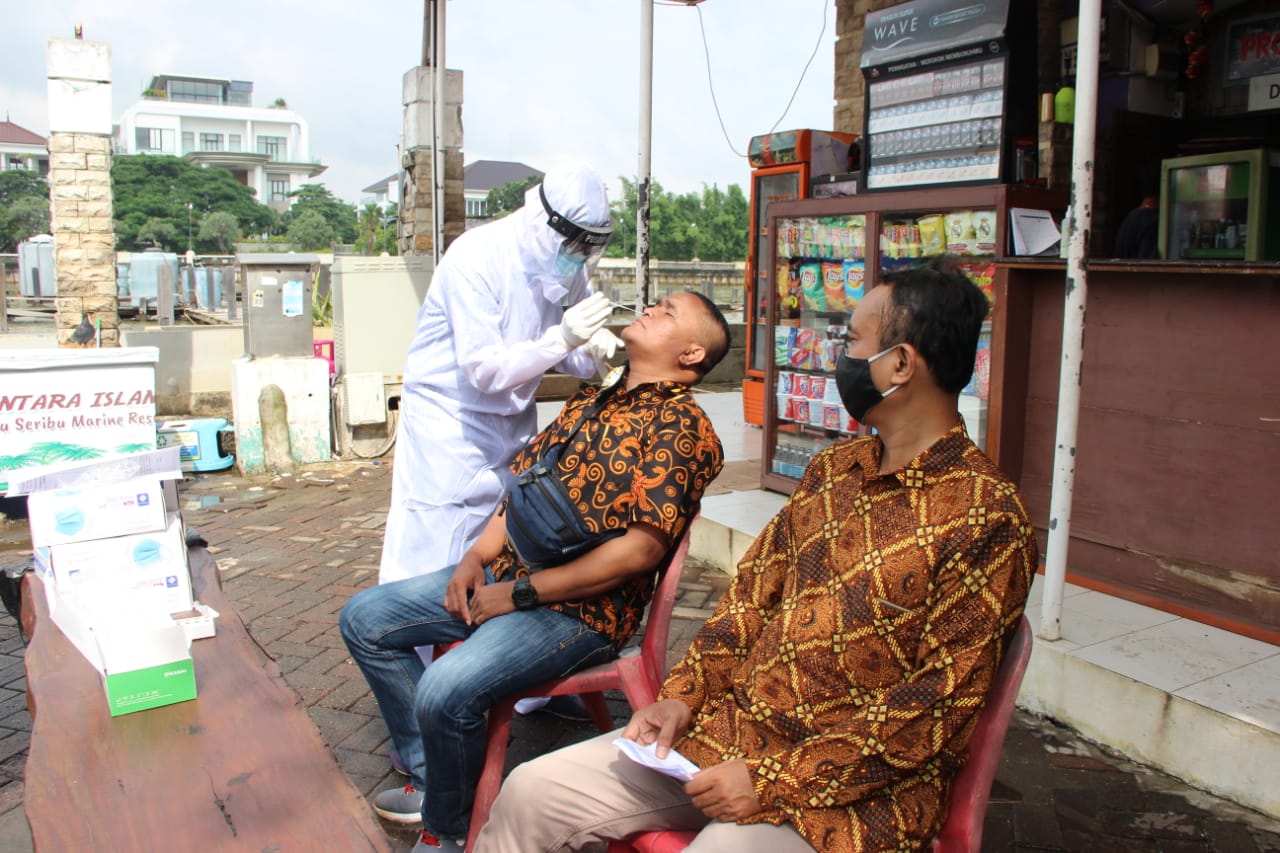 Sebelum syukuran, wartawan dilakukan rapid test/ swab test antigen di Mapolres Kepulauan Seribu. (Foto: PMJ News). 