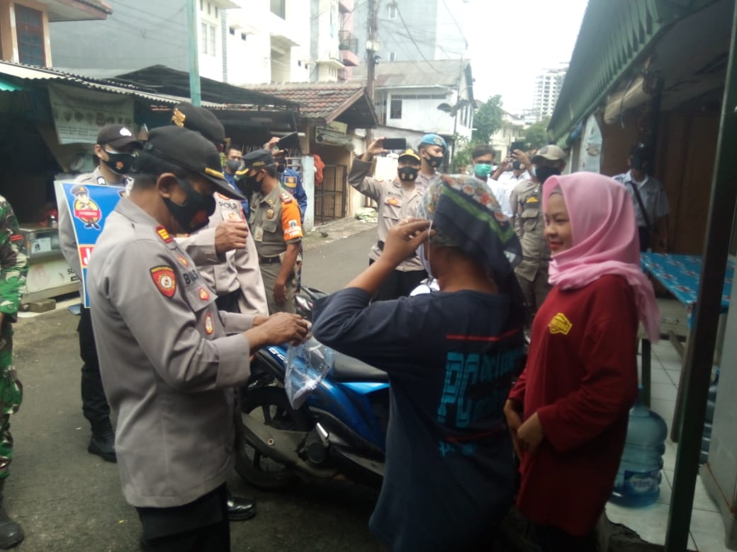 Jajaran  Polres Metro Jakarta Barat membagikan masker untuk masyarakat. (Foto: PMJ News). 
