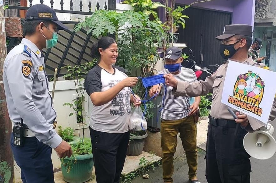 Tiga Pilar Jakarta Pusat bagikan masker dan berikan imbauan protokol kesehatan ke masyarakat. (Foto: Instagram Polres Jakpus). 