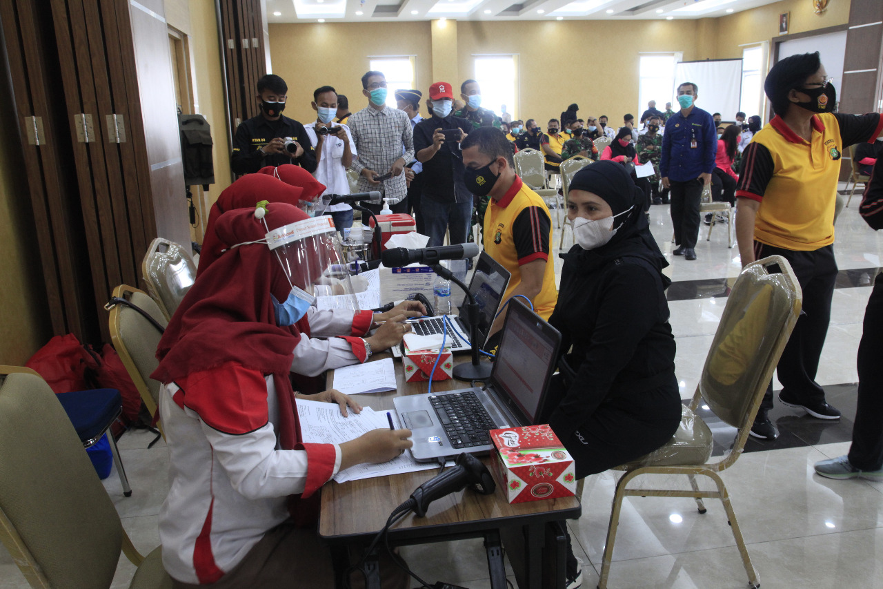 Polresta Bandara Soekarno-Hatta menggelar donor darah dan screening calon pendonor plasma konvalesen. (Foto: PMJ News). 