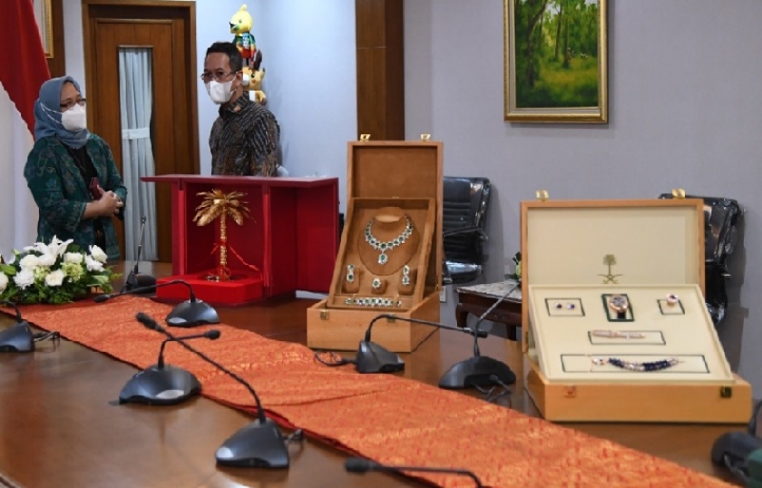 Presiden Jokowi menyerahkan sebanyak 12 objek barang gratifikasi senilai Rp8,788 miliar. (Foto: PMJ News/DJKN Kemenkeu).