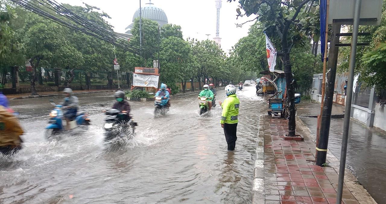 Jalanan Tugu Utara, Jakarta Utara digenangi air. (Foto : TMC PMJ). 