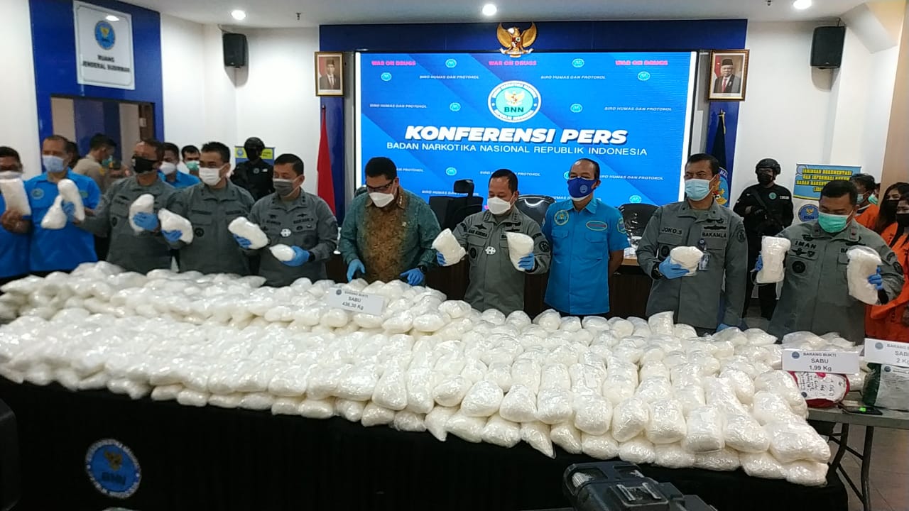 Barang bukti narkoba senilai Rp1-2 triliun diamankan BNN. (Foto: PMJ News/ Yenni)