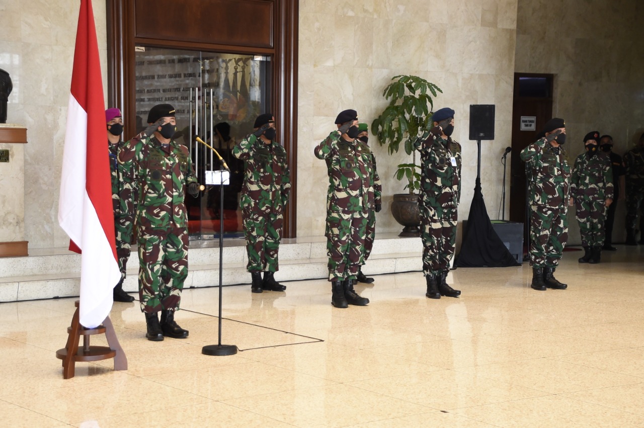 Panglima TNI Marsekal TNI Hadi Tjahjanto, S.I.P, menerima Laporan Korps Kenaikan Pangkat 23 Perwira Tinggi TNI, bertempat di Mabes TNI. (Foto: PMJ News). 