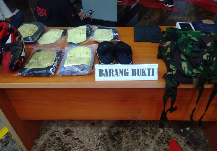 Barang bukti kasus pecurian dengan kekerasan yang diamankan polisi. (Foto: PMJ News/Yeni).