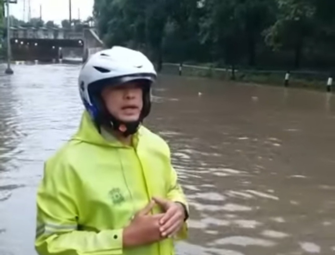 Suasana di depan Gedung Kemenhan di Jalan DI Panjaitan, Jakarta Timur tergenang air 40-50 cm. (Foto:PMJ News/TMC Polda Metro)