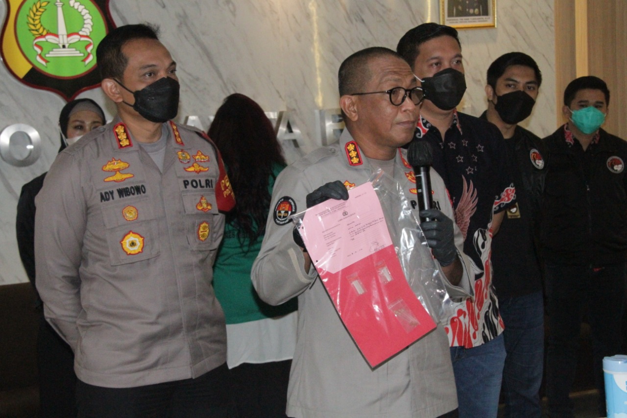 Kabid Humas Polda Metro Jaya, Kombes Pol Yusri Yunus menunjukkan barang bukti kasus narkoba selebriti Jennifer Jill. (Foto:PMJ News/Yeni)