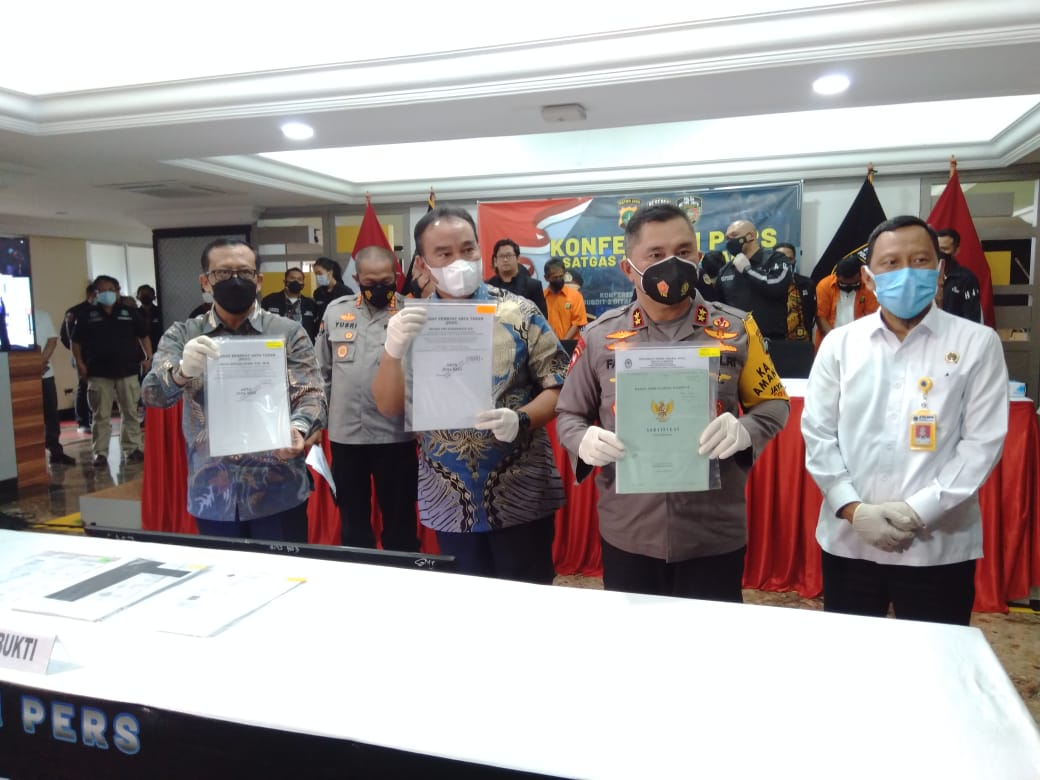 Keterangan Kapolda Metro Jaya, Irjen Pol Muhammad Fadil Imran dan jajarannya soal barang bukti kasus mafia tanah. (Foto: PMJ News/ Yenni). 