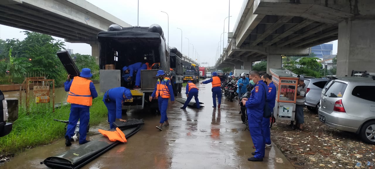 Tim SAR Ditpolairud Polda Metro Jaya menolong warga yang terkena banjir di wilayah Cipinang Melayu serta Cipinang Muara. (Foto: PMJ News). 