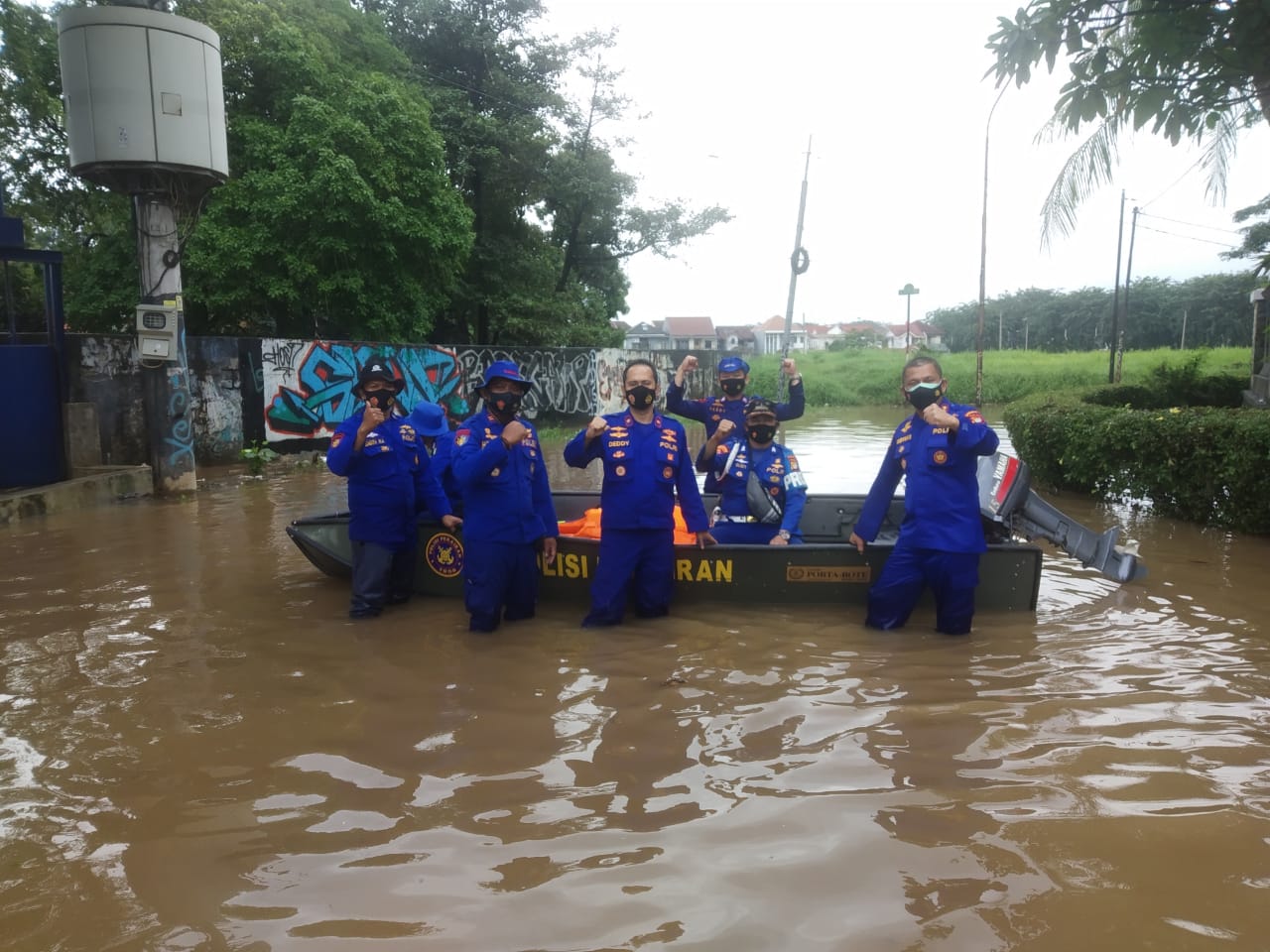 Tim SAR Ditpolairud Polda Metro Jaya mengevakuasi warga yang terkena banjir di wilayah Cipinang Melayu serta Cipinang Muara. (Foto: PMJ News). 