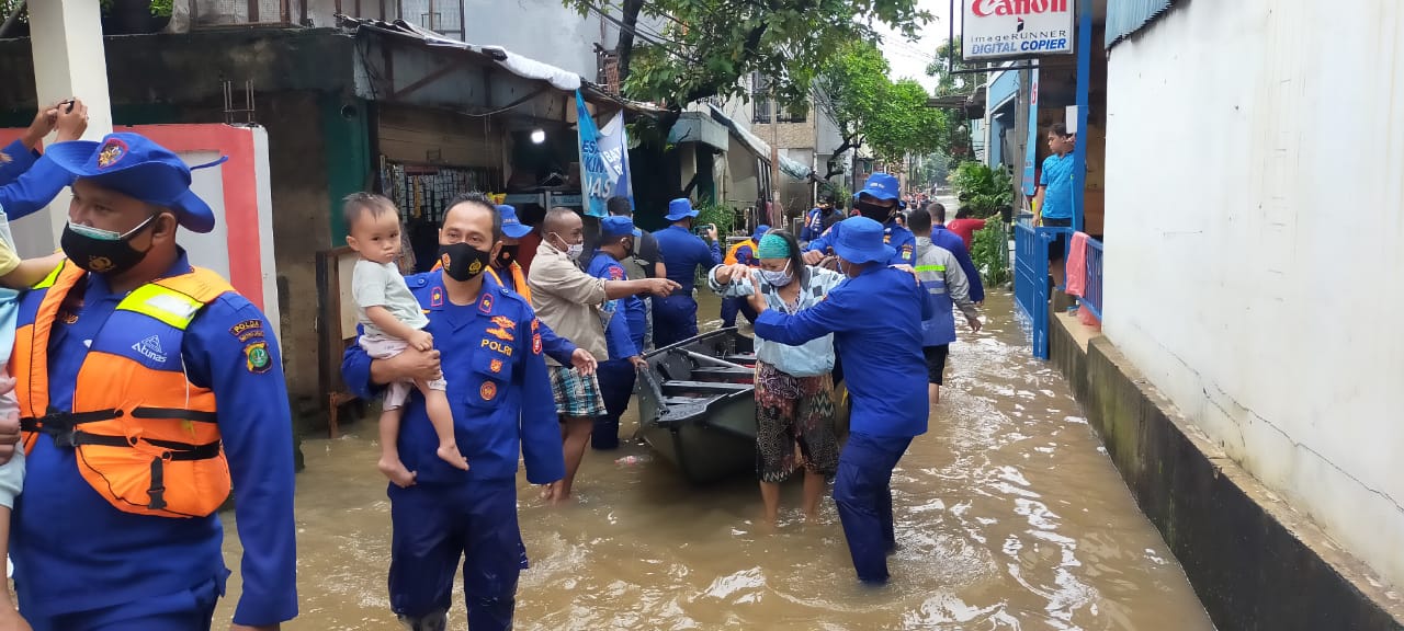 Tim SAR Ditpolairud Polda Metro Jaya mengevakuasi warga yang terkena banjir di wilayah Cipinang Melayu serta Cipinang Muara. (Foto: PMJ News). 