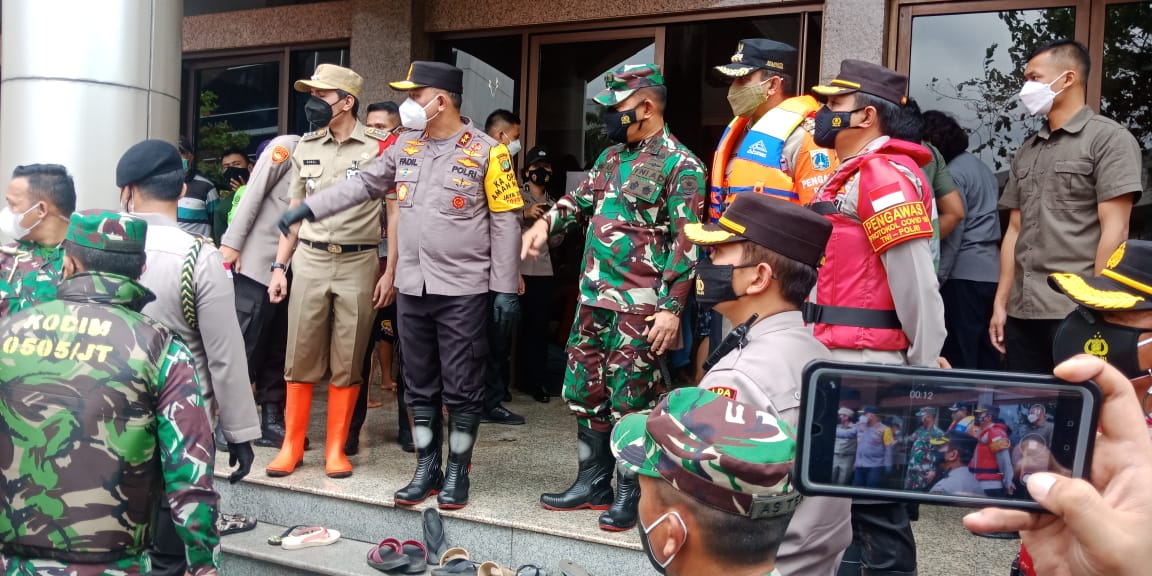 Kapolda Metro Jaya bersama Pangdam Jaya memimpin langsung evakuasi korban banjir di Jakarta. (Foto: PMJ News/ Fajar). 