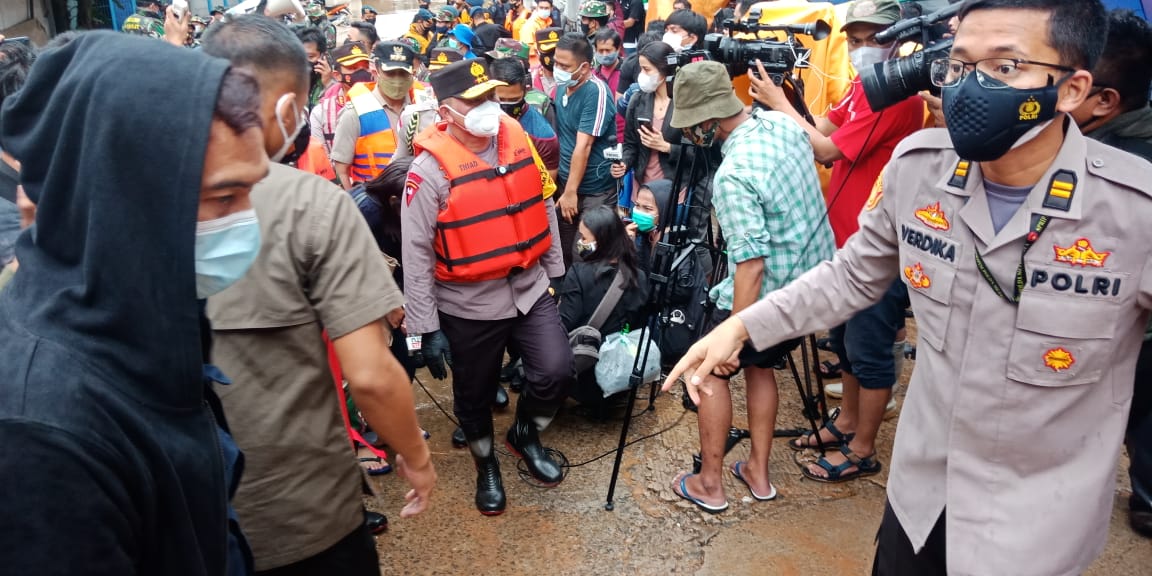 Kapolda Metro Jaya bersama Pangdam Jaya memimpin langsung evakuasi korban banjir di Jakarta. (Foto: PMJ News/ Fajar). 