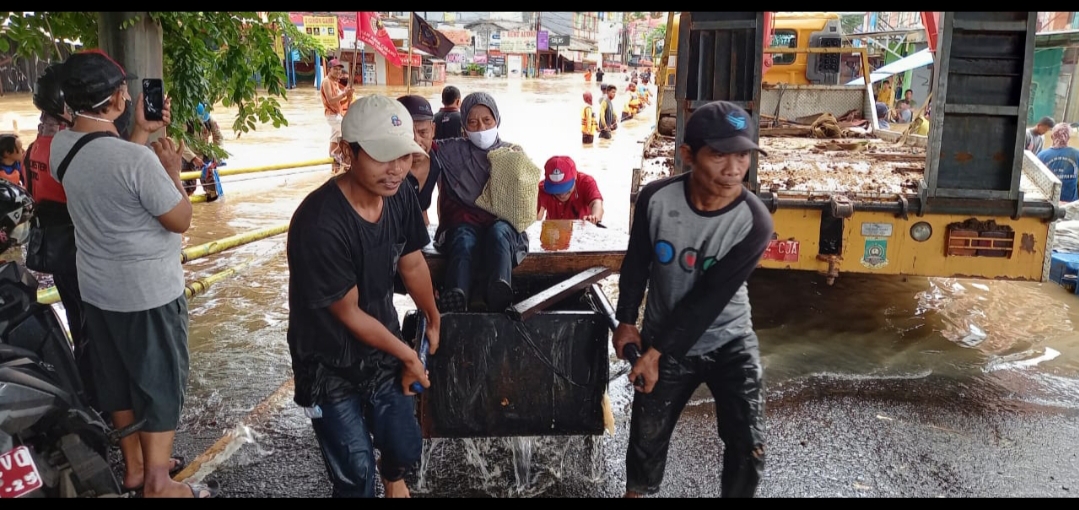 Warga Tangerang tengah evakuasi korban banjir. (Foto: PMJ News/ Gitting).