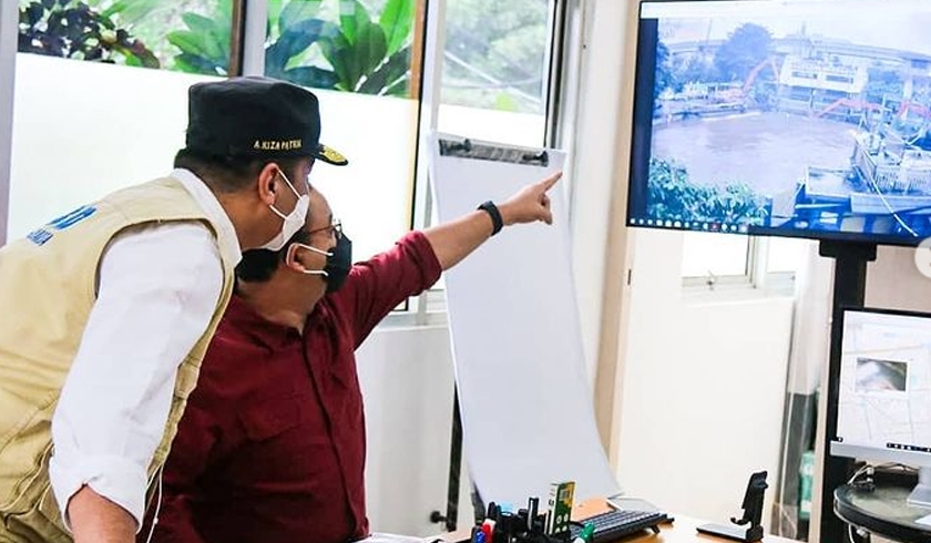 Wakil Gubernur DKI Jakarta Ahmad Riza Patria mendampingi Gubernur Anies Baswedan meninjau Pintu Air Manggari. (Foto: PMJ News/Instagram @bangariza).