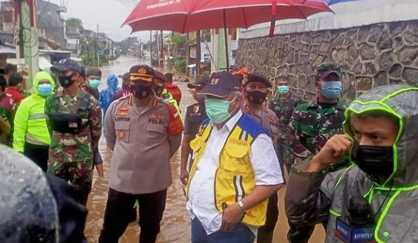 Menteri PUPR meninjau banjir akibat tanggul jebol di Perumahan Pondok Gede Permai. (Foto: PMJ News/Instagram @bangpepen03).