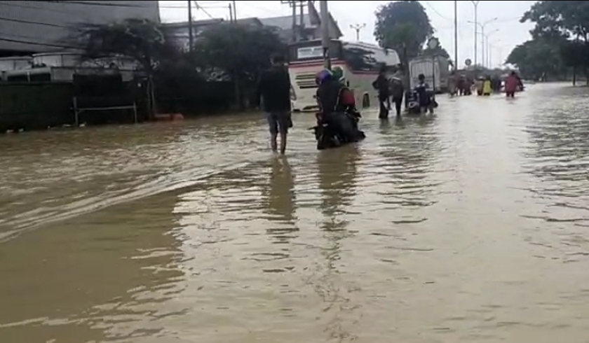 Banjir yang melanda Kabupaten Bekasi mengakibatkan Jalur Pantura terputus. (Foto: PMJ News).