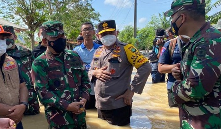 Kapolda Metro Jaya dan Pangdam Jaya meninjau lokasi banjir di Kampung Babakan Banten, Kabupaten Bekasi. (Foto: PMJ News).