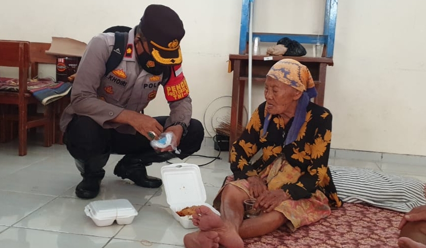 Kapolsek Kembangan Kompol H. Khoiri terjun langsung membantu proses evakuasi warga yang terdampak banjir di RW 01, Kembangan Utara, Jakbar. (Foto:PMJ News).