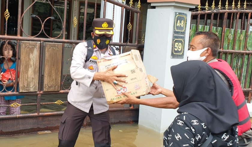 Kapolsek Kembangan Kompol H. Khoiri terjun langsung membantu proses evakuasi warga yang terdampak banjir di RW 01, Kembangan Utara, Jakbar. (Foto:PMJ News).
