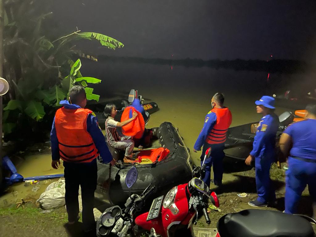 Tim SAR Ditpolairud Polda Metro Jaya menyalurkan bantuan dan mengevakuasi korban banjir di Kabupaten Bekasi. (Foto: PMJ News). 