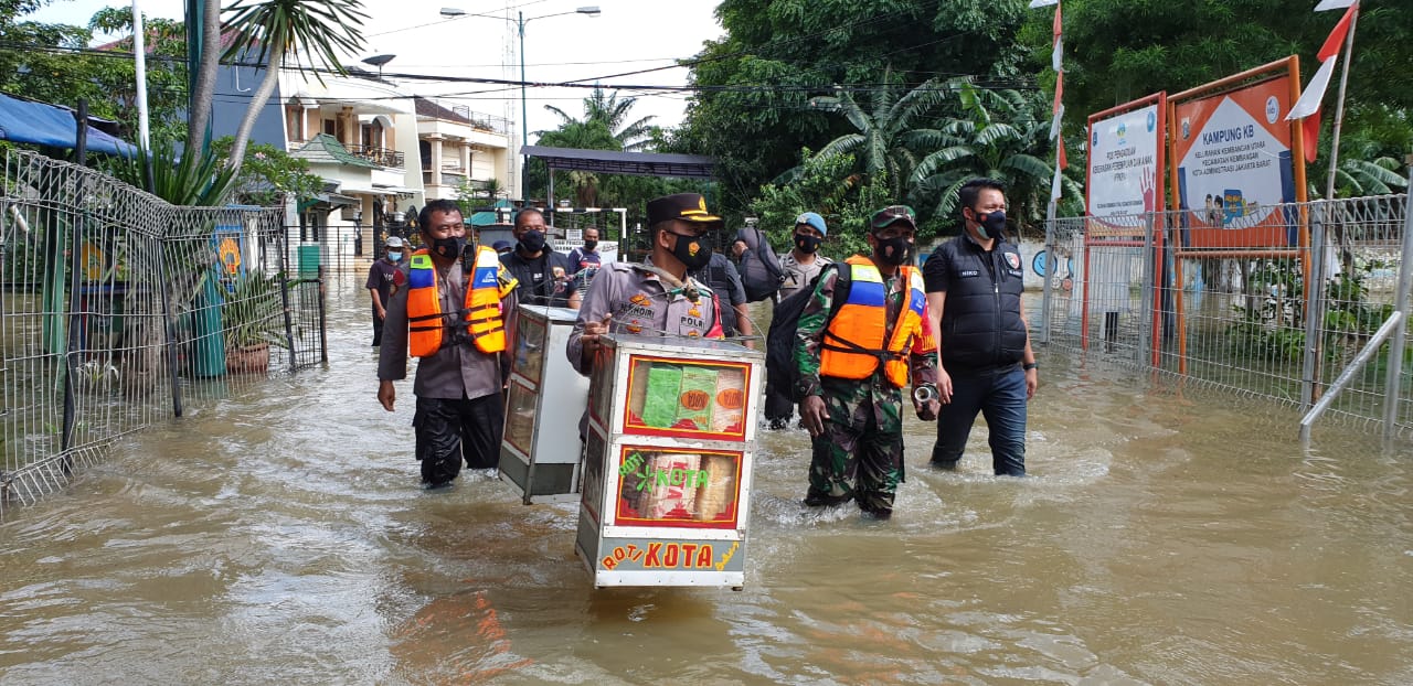 Jajaran Polsek Kembangan memberikan bantuan dengan cara memborong tukang roti untuk dibagikan ke korban banjir di tempat pengungsian. (Foto: PMJ News). 